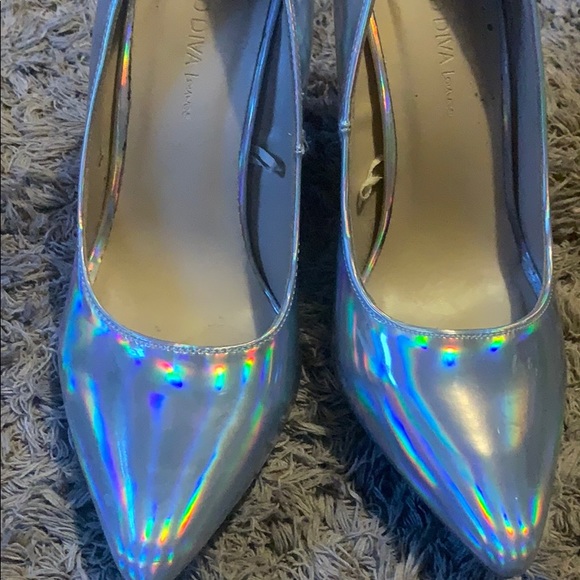 Shiny silver stilettos 👠 - Picture 1 of 5